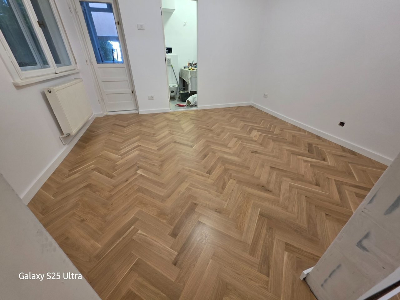 Finisaj de pardoseală într-o cameră renovată