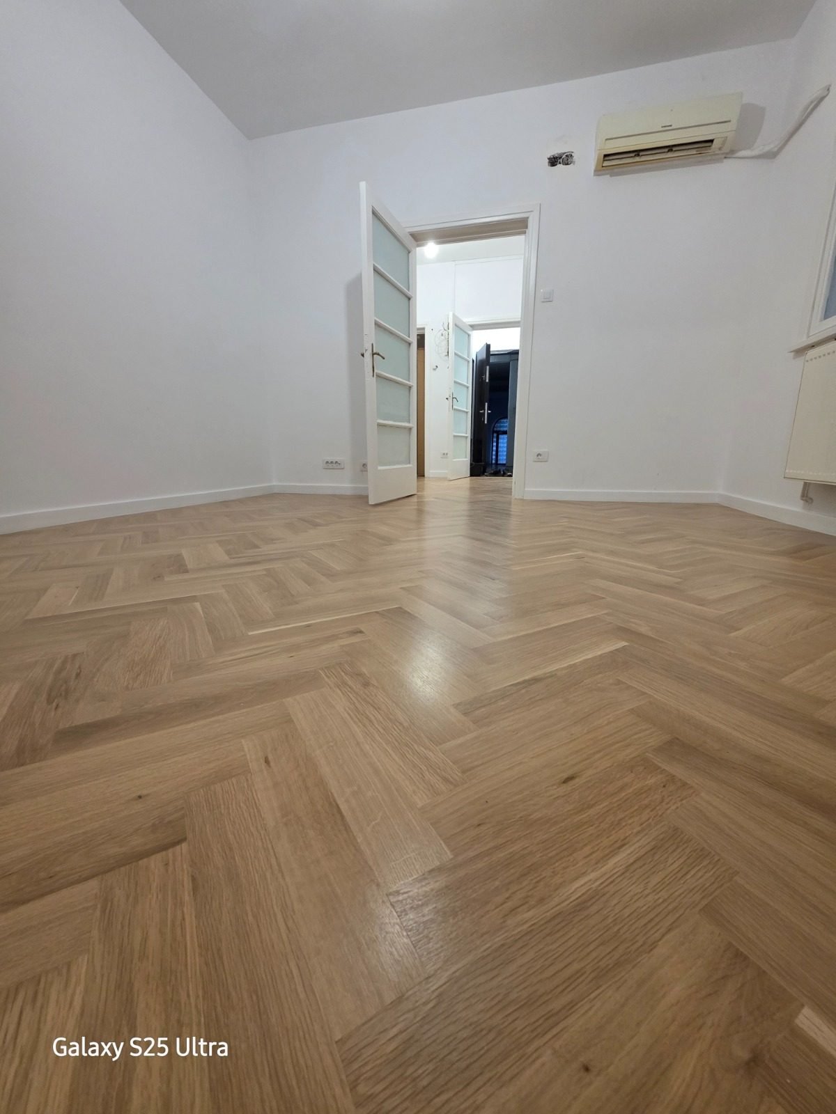 Cameră renovată cu finisaje albe